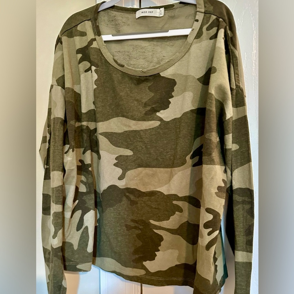Mod Ref designer‎ women’s distressed camo cropped long sleeve T-shirt small